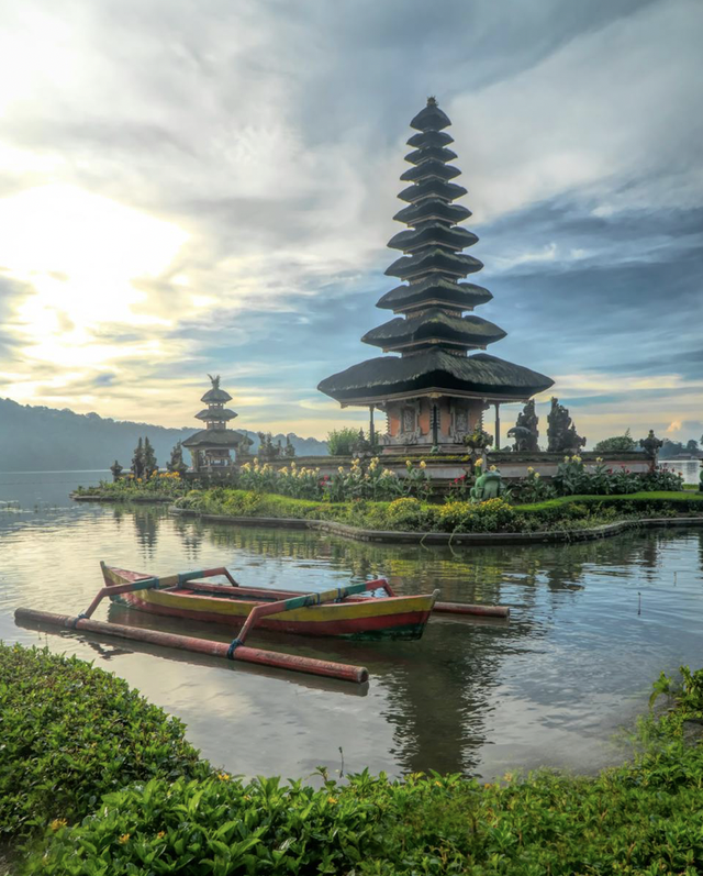 Gambar daerah di Pulau Bali. Foto oleh Oleksandr P from Pexels: https://www.pexels.com/photo/canoe-on-body-of-water-with-pagoda-background-2166559/