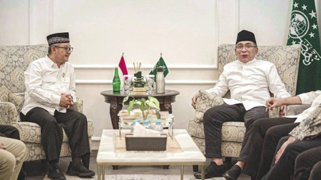 Mendikdasmen Abdul Mu'ti berbincang dengan Ketua Umum PBNU KH Yahya Cholil Staquf saat melakukan pertemuan di kantor PBNU, Jakarta, Rabu (30/10/2024). Foto: Dok. PBNU