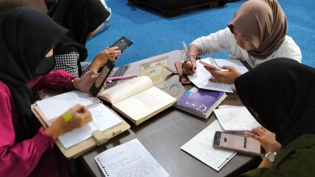 Sekelompok Generasi Z sedang berdiskusi. Kredit foto: Nina Putri Aulia