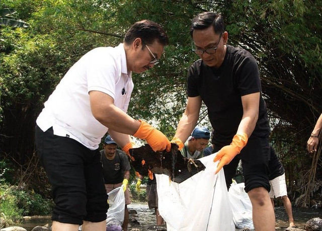 Paslon Cawalkot Yogya nomor urut 2, Hasto Wardoyo dan Wawan Harmawan, saat ikut membersihkan sungai di Yogya. Foto: Dok. Instagram @dokterhasto