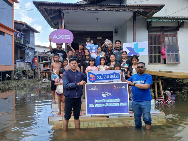 XL Axiata menyerahkan bantuan untuk korban banjir di Sanggau, Kalbar. Foto: Dok. XL Axiata