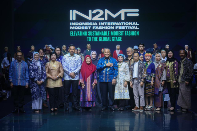 Menteri UMKM Maman Abdurrahman (keempat dari kiri) pada Indonesia International Modest Fashion Festival (IN2MF) di JCC, Jakarta, Rabu (30/10). Foto: Dok. Kementerian UMKM