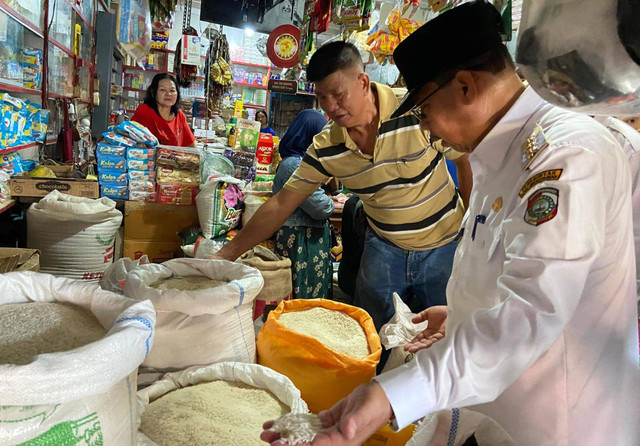 Pj Bupati Mempawah saat melakukan sidak ke pasar. Foto: M. Zain/Hi!Pontianak