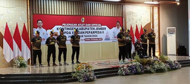 Kepala Dinas Pemuda dan Olahraga (Dispora) Jember, Edy Budi Susilo (keempat dari kanan) pada pelepasan atlet dan official kontingen Kabupaten POPDA XIV dan PEPARPEDA II Jawa Timur tahun 2024, di Aula PB Sudirman, Rabu (30/10/2024). Foto: Dok. Istimewa