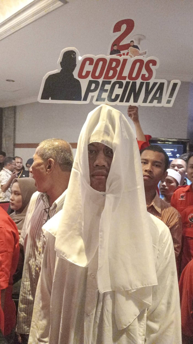 Pria 'pocong' yang antar Edy ke lokasi debat Pilgub Sumut di Grand Mercure Hotel, Rabu (30/10/2024). Foto: Dok. Istimewa