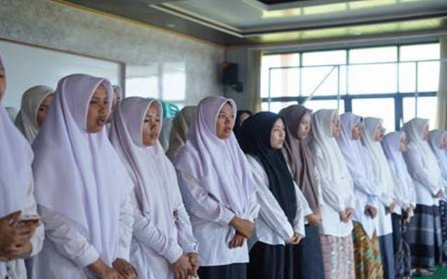 Sumber : Gambar Pribadi - perayaan Maulid Nabi Muhammad SAW. Di Sekolah Tinggi Ilmu Adab dan Budaya Islam Riyadul 'Ulum Tasikmalaya.