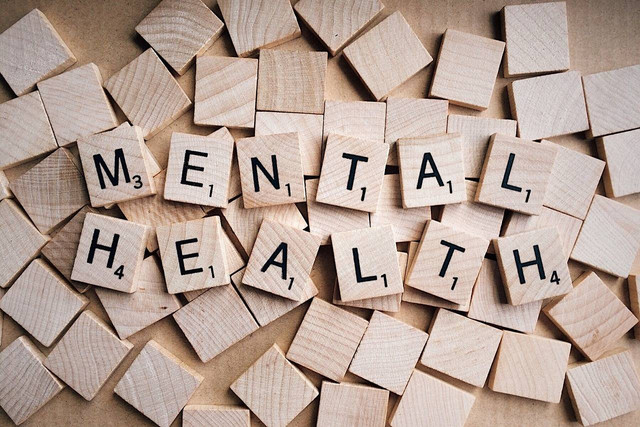 kesehatan mental (sumber: https://pixabay.com/photos/mental-health-wooden-tiles-2019924/)