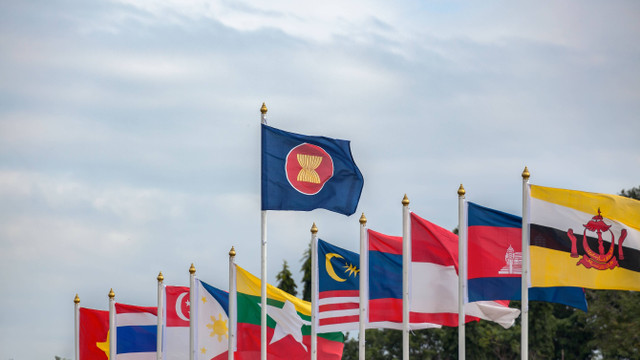 ASEAN Economic Community Flags, Southeast Asia Countries and Sky Background                       (Sumber: Freepik.com/Freepik)