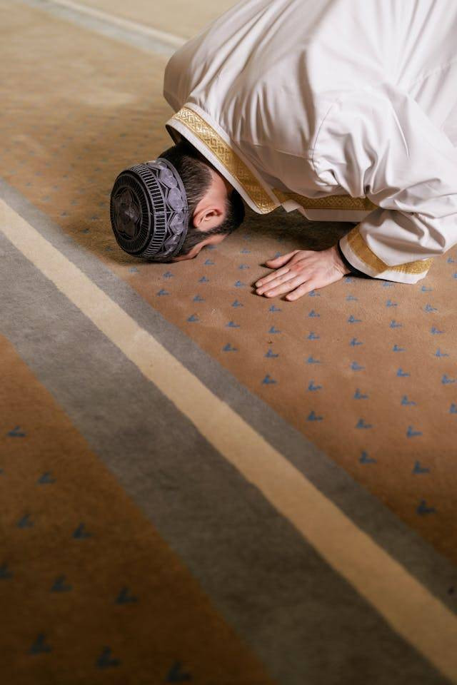 Orang Sedang Salat. Source: pexels