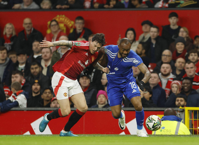 Pemain Manchester United Victor Lindelof berusaha merebut bola dari pemain Jordan Ayem dalam 16 Besar Piala Carabao Cup di Old Trafford, Manchester, Inggris, Rabu (30/10/2024). Foto: Jason Cairnduff/REUTERS