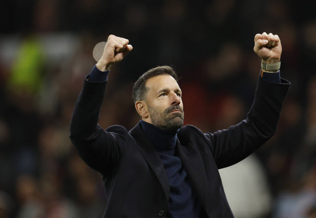 Pelatih Manchester United Ruud Van Nisteelroy berselebrasi usai meraih kemenangan dalam 16 Besar Piala Carabao Cup di Old Trafford, Manchester, Inggris, Rabu (30/10/2024). Foto: Jason Cairnduff/REUTERS