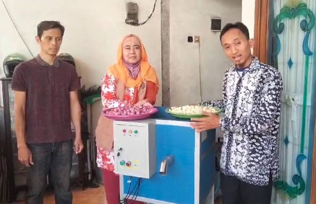 Dari kiri: Achmad Basori, ST, Dr. Prantasi Harmi Tjahjanti, S.Si.,MT dan Dr. Edi Widodo, ST., MT, memperagakan proses kerja mesin pengupas bawang dengan PLC di Sidoarjo, Rabu (30/10/2024). Foto: MESIN UMSIDA