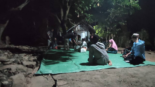 Suasana doa bersama yang digelar relawan pendukung dan simpatisan Paslon Setyo Wahono-Nurul Azizah, di Komplek Makam Wali Kidangan, di Kecamatan Malo. Rabu (30/10/2024). (Aset: Istimewa)