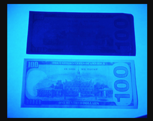 Gambar uang kertas USD 100 menjadi terlihat di bawah sinar ultraviolet. Foto: cbp.gov/