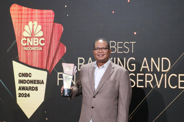 Direktur Operasional PNM Madani, Sunar Basuki, saat menerima penghargaan kategori Best Ultra Micro Finance for Empowering Women In Business, Road to CNBC Awards 2024. (ist)