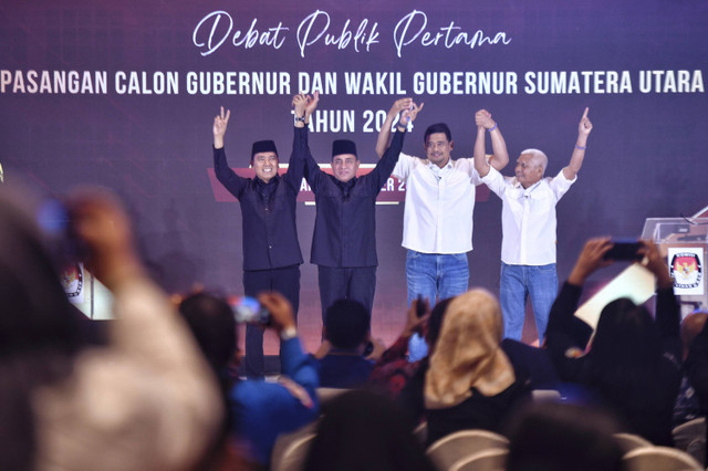 Dua paslon Pilgub Sumut pada debat perdana di Grand Mercure Hotel, Kota Medan, pada Rabu (30/10/2024).  Foto: Dok. Istimewa