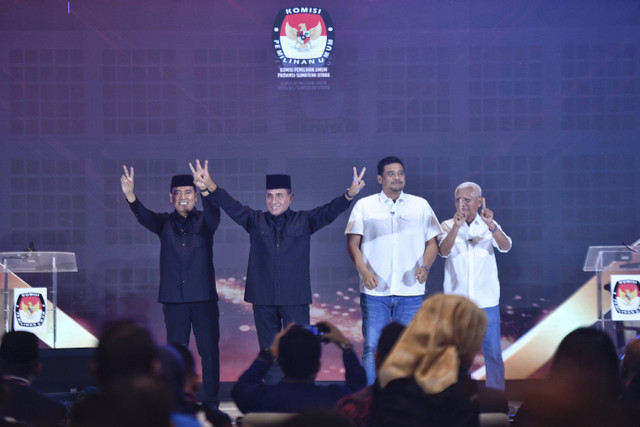 Dua paslon Pilgub Sumut pada debat perdana di Grand Mercure Hotel, Kota Medan, pada Rabu (30/10/2024).  Foto: Dok. Istimewa