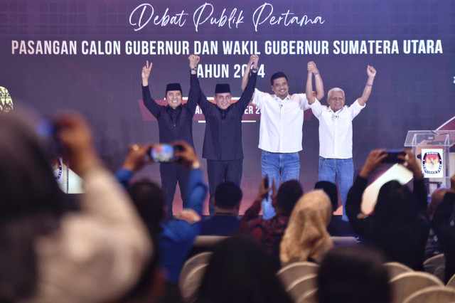 Dua paslon Pilgub Sumut pada debat perdana di Grand Mercure Hotel, Kota Medan, pada Rabu (30/10/2024).  Foto: Dok. Istimewa