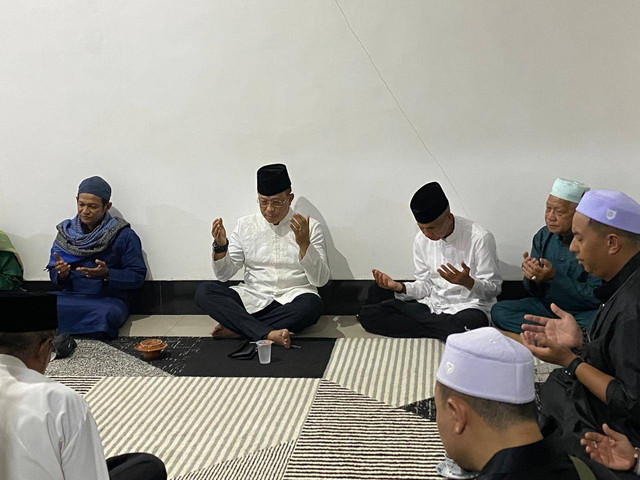 Calon Wakil Gubernur Kalbar nomor urut 1, Didi Haryono saat berdoa bersama Pimpinan dan Pengurus Ponpes Al-Adabiy Mempawah. Foto: Yulia Ramadhiyanti/Hi!Pontianak