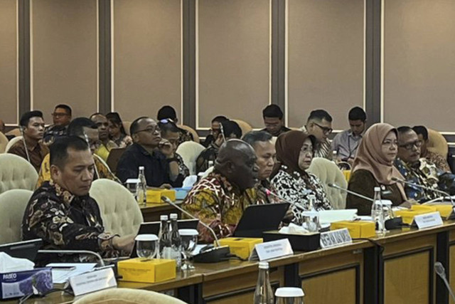 Menteri HAM Natalius Pigai menyampaikan gagasannya saat mengikuti rapat kerja (raker) bersama Komisi XIII DPR RI di Kompleks Parlemen, Senayan, Jakarta, Kamis (31/10/2024). Foto: Haya Syahira/kumparan