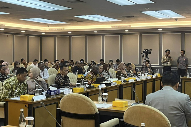 Menteri HAM Natalius Pigai menyampaikan gagasannya saat mengikuti rapat kerja (raker) bersama Komisi XIII DPR RI di Kompleks Parlemen, Senayan, Jakarta, Kamis (31/10/2024). Foto: Haya Syahira/kumparan