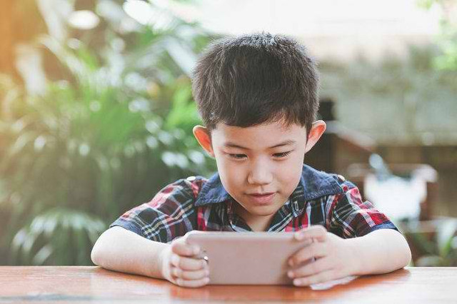 Seorang Anak sedang menggunakan Handphone  Sumber gambar  : pixabay.com