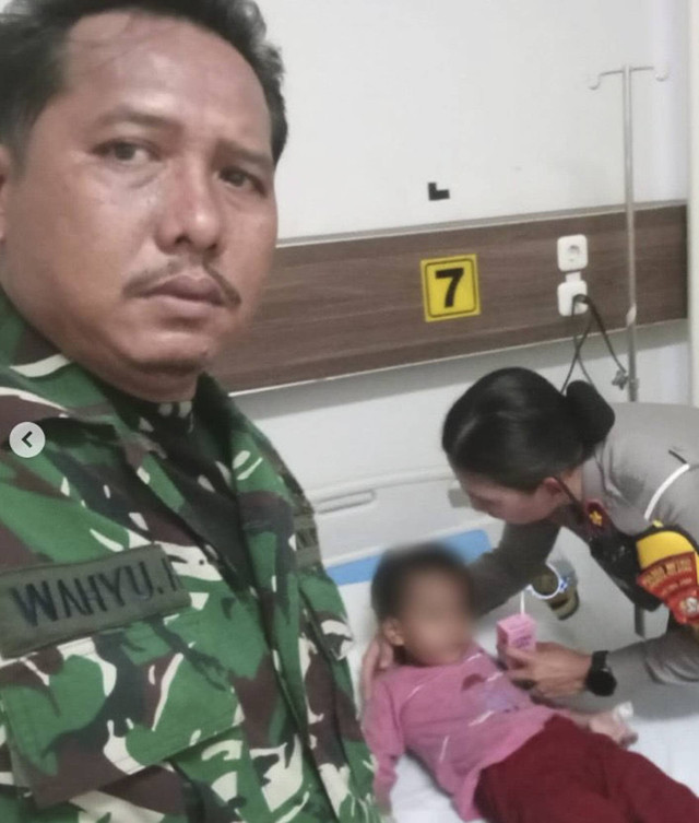 Serda Wahyu Hidayat, Bintara Pembina Desa (Babinsa) dari Koramil 03/Pasar Minggu, Kodim 0504/Jakarta Selatan, menjadi sorotan setelah aksi heroiknya dalam menyelamatkan seorang anak dari situasi penyanderaan di Pos Polisi Lalu Lintas, Pasar Minggu. Foto: Dok. Puspen TNI