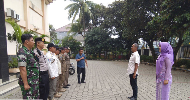 Serda Wahyu Hidayat (paling kiri), Bintara Pembina Desa (Babinsa) dari Koramil 03/Pasar Minggu, Kodim 0504/Jakarta Selatan, menjadi sorotan setelah aksi heroiknya dalam menyelamatkan seorang anak dari situasi penyanderaan di Pos Polisi Lalu Lintas, Pasar Minggu. Foto: Dok. Puspen TNI