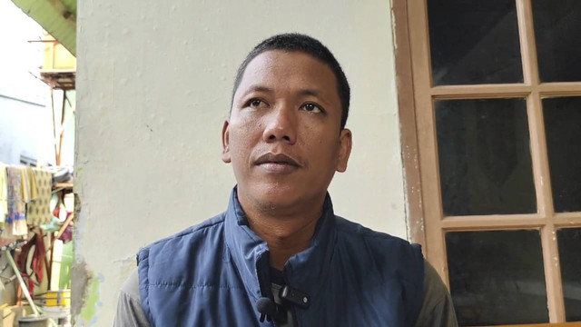 Muhammad Santoso, adik kandung SH (40) wanita korban pembunuhan dan mutilasi saat ditemui di rumah duka, Tangerang. Foto: Dok. Istimewa