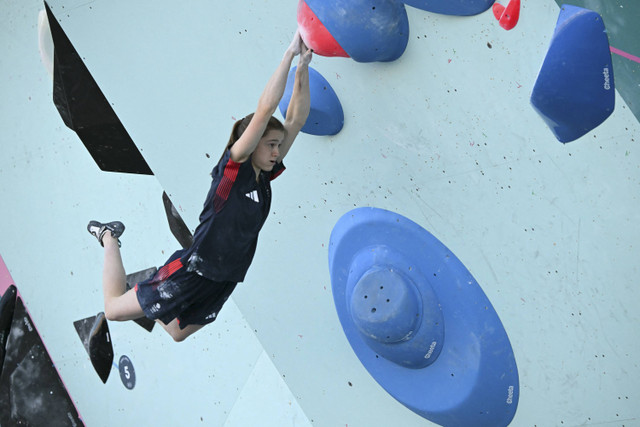 Erin McNeice dari Inggris berkompetisi di final panjat tebing putri dalam cabang olahraga panjat tebing selama Olimpiade Paris 2024 di Le Bourget Sport Climbing Venue di Le Bourget pada 10 Agustus 2024. Foto: Fabrice Coffrini/AFP