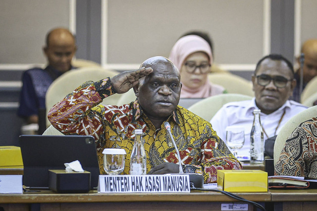 Menteri Hak Asasi Manusia (HAM) Natalius Pigai memberi hormat saat menyampaikan paparan pada rapat kerja dengan Komisi XIII DPR di Kompleks Parlemen, Senayan, Jakarta, Kamis (31/10/2024). Foto: Dhemas Reviyanto/ANTARA FOTO