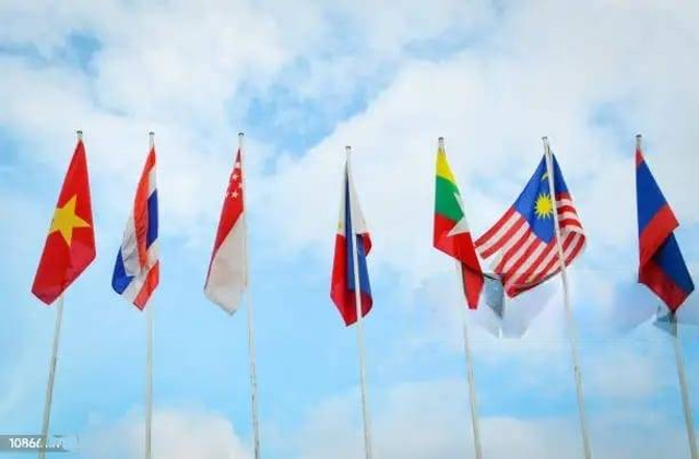 https://www.istockphoto.com/id/foto/bendera-nasional-negara-negara-asia-tenggara-aec-bendera-komunitas-ekonomi-asean-gm1086618752-291539762?utm_campaign=srp_photos_40&utm_content=https%3A%2F%2Fwww.pexels.com%2Fpencarian%2FASEAN%2520ekonomi%2F&utm_medium=affiliate&utm_source=pexels&utm_term=ASEAN+ekonomi