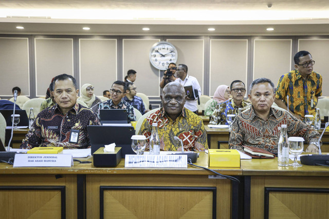 Menteri Hak Asasi Manusia (HAM) Natalius Pigai (tengah) bersama Wakil Menteri HAM Mugiyanto bersiap mengikuti rapat kerja dengan Komisi XIII DPR di Kompleks Parlemen, Senayan, Jakarta, Kamis (31/10/2024). Foto: Dhemas Reviyanto/ANTARA FOTO