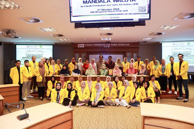 49 Mahasiswa UMW saat melakukan kegiatan benchmarking Kampus di Malaysia. Foto: Dok. Istimewa.