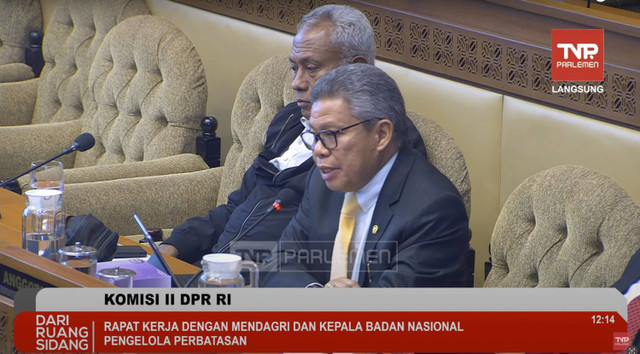 Anggota Komsi II DPR RI dari Fraksi Golkar Taufan Pawe mengikuti rapat bersama dengan Mendgari di Kompleks Parlemen, Senayan, Jakarta, Kamis (31/10/2024). Foto: Youtube/ TV Parlemen