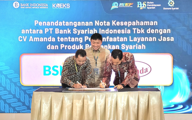 Wakil Direktur utama BSI Bob T Ananta (tengah) menyaksikan penandatangan nota kesepahaman pemanfaatan layanan jasa dan produk perbankan syariah antara PT Bank Syariah Indonesia Tbk dan CV Amanda di acara Indonesia Sharia Economic Festival 2024. Ditandatangani oleh Business & Financing Analyst Senior Manager CV Amanda Agus Supriadi (kiri) dan Senior Vice President Commercial BSI Akbar Ghania Permana (kanan). Foto: Dok. BSI