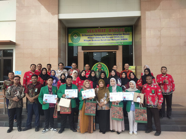 "Foto Besama Pejabat Dan Staf karyawan Pengadilan Agama Samarinda Kelas 1-A Dalam Rangka Pelepasan Mahasiswa/i PKL UINSI Samarinda."   sumber: foto pribadi