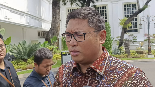 Wamentan Sudaryono menjawab pertanyaan awak media saat tiba di Istana Negara, Jakarta Pusat, Kamis (31/10/2024). Foto: Zamachsyari/kumparan