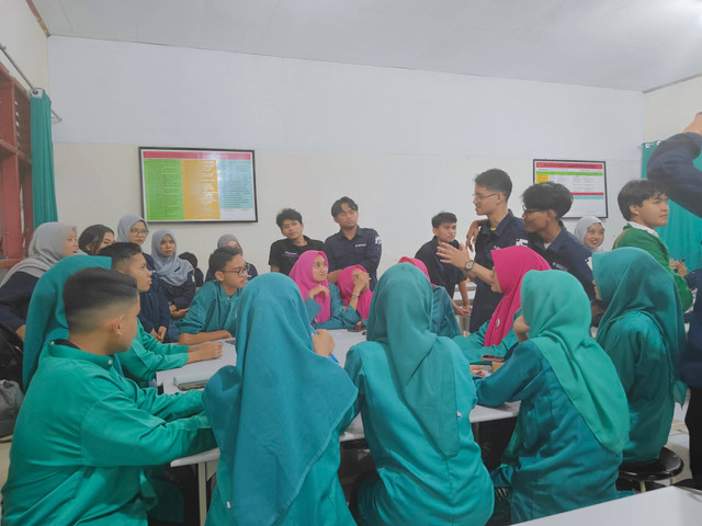 Diskusi pra-produksi antara fasilitator (mahasiswa TV Film Komunikasi Fisip Unand) dengan siswa-siswi peserta pelatihan produksi podcast dan film. Foto: Penulis.