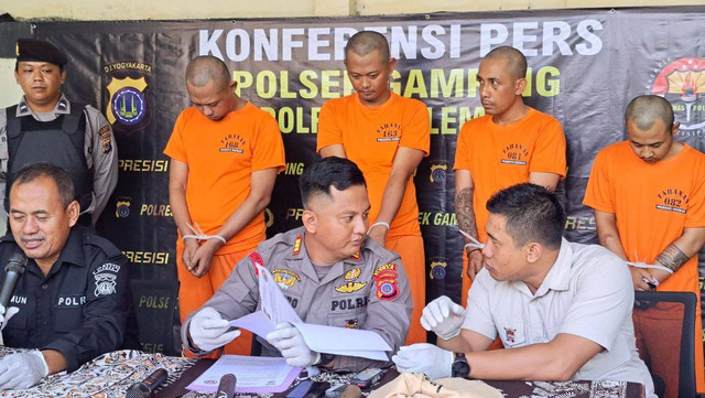 Wajah pelaku pembacokan di Pasar Balecatur, Gamping, Sleman, Daerah Istimewa Yogyakarta beberapa waktu lalu saat dihadirkan dalam jumpa pers di Polsek Gamping, Rabu (30/10/2024).