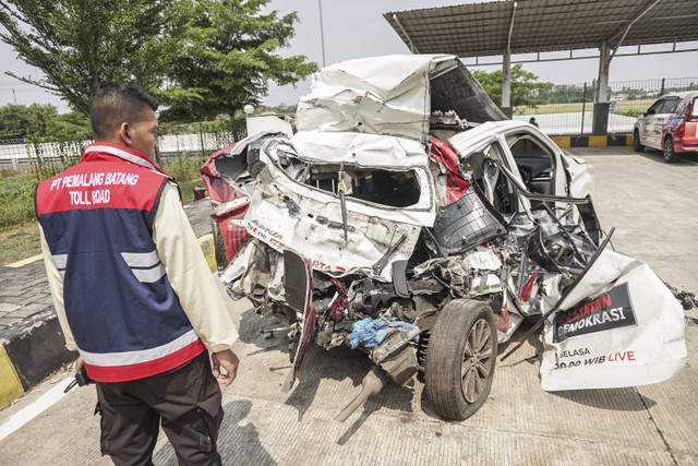 Petugas gerbang exit Tol Bojong menunjukkan kondisi barang bukti mobil wartawan TV One yang mengalami kecelakaan di Gerbang Exit Tol Bojong, Kabupaten Pekalongan, Jawa Tengah, Kamis (31/10/2024). Foto: Harviyan Perdana Putra/ANTARA FOTO