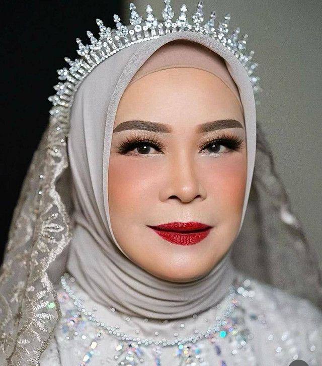 Ibu-ibu berusia 68 tahun di Pontianak terlihat 30 tahun lebih muda usai di make up saat pernikahannya. Foto: Dok. Instagram @liyan_mirzani