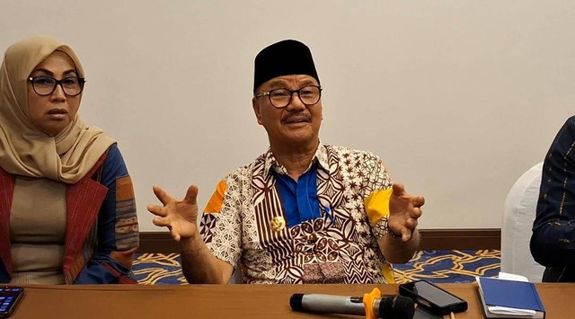 Bupati Konawe Selatan, Surunuddin Dangga, saat menggelar konfrensi pers terkait 'pencopotan' Camat Baito. Foto: Dok. Istimewa