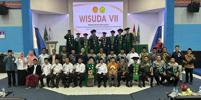 Pj Bupati Mempawah berfoto bersama saat menghadiri wisuda ke-VII Sekolah Tinggi Agama Islam Mempawah (STAIM). Foto: Dok. Istimewa