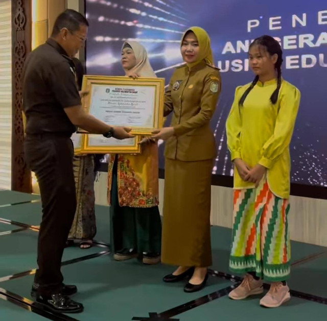 Kepala Dinas Pendidikan dan Kebudayaan Kalbar saat menerima penghargaan dari Dewan Pendidikan Kalbar. Foto: Dok. Instagram @rita_bersamakalian