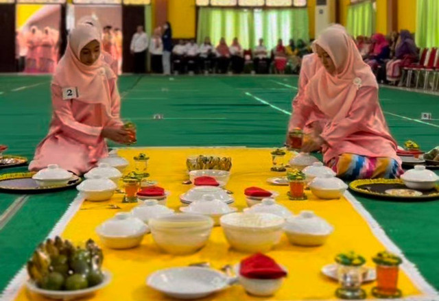 Siswa di Pontianak saat sedang menghidangkan menu saprahan. Foto: Dok, Instagram @rita_bersamakalian