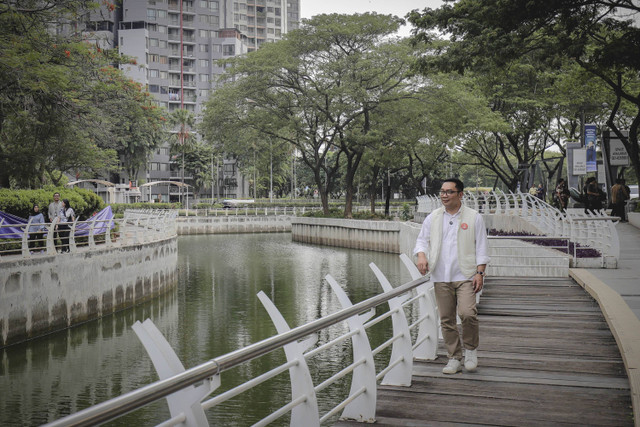 Calon Gubernur (Cagub) Jakarta, Ridwan Kamil alias RK, mengunjungi sungai di Epicentrum kawasan Kuningan Rasuna Said, Jakarta Selatan, Kamis (31/10/2024). Foto: Jamal Ramadhan/kumparan