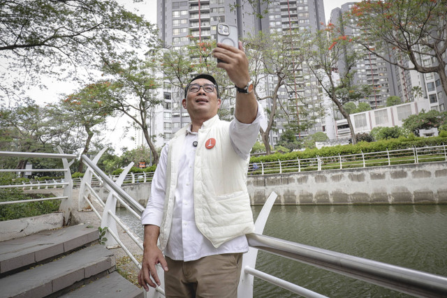 Calon Gubernur (Cagub) Jakarta, Ridwan Kamil alias RK, mengunjungi sungai di Epicentrum kawasan Kuningan Rasuna Said, Jakarta Selatan, Kamis (31/10/2024). Foto: Jamal Ramadhan/kumparan