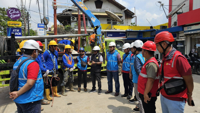 Senior Manager Distribusi, Salmon Kareth, tengah memberikan edukasi terkait pentingnya disiplin APD saat bertugas di lapangan kepada pegawai dan petugas pelayanan teknik. Foto: Dok. PLN Kalbar