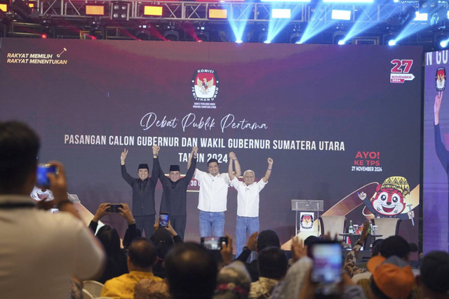 Paslon 01 Pilgub Sumut, Bobby Nasution-Surya bersama paslon 02 Edy-Hasan di Grand Mercure Hotel, Rabu (30/10/2024). Foto: Dok. Istimewa